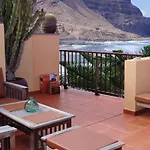Facing The Ocean *